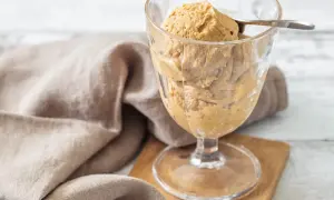 Cremiges Baileys mit Vanilleeis in einem Glas, serviert mit einem Löffel. Ein Leckerbissen für warme Tage.