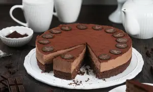 Eine schokotorte einfach, mit zarter Mousse und Kakao bestäubt, verziert mit Schokoladensternen und Rentieren. Perfekt für gemütliche Momente.