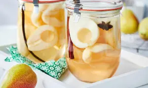 Zwei Gläser mit eingelegten Birnen, Zimtstangen und Sternanis. Perfekt zum Birnen einkochen für den Winter.