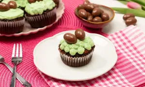 Schokoladen-Oster-Cupcakes mit hellgrüner Glasur und Schokoladen-Eiern, bereit zum Genießen.