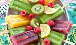 Bunte Fruchteis-Sorten, perfekt zum Wassereis selber machen. Mit Kiwi, Himbeeren und Zitrone.