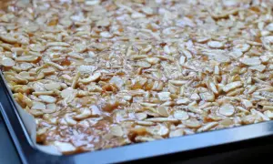 Florentiner-Rezept: knusprige Mandelsplitter in Karamell auf einem Blech. Ein süßer Genuss!