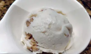 Cremiges Nougat Eis, selbst gemacht, mit Stückchen von Nüssen und Nougat. Ein Genuss!