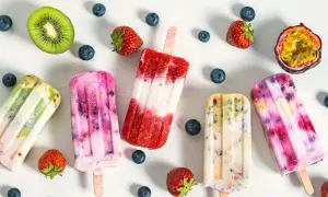 Bunte Eis-Sorten mit Kiwi, Beeren und Maracuja. Ein erfrischender Genuss für heiße Tage.