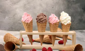 Vier Eiswaffeln mit Erdbeer-, Schoko- und Vanilleeis. Perfekt für das Eis selber machen mit Eismaschine.