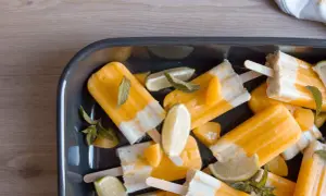 Maracuja Eis am Stiel mit Limette und Minze, erfrischend und fruchtig.