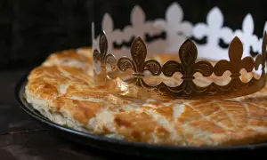 Goldene Krone auf einer frisch gebackenen Galette. Ein köstliches Galette Rezept für den König.