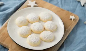 Zarte Butterkekse, bestäubt mit Puderzucker, warten auf das perfekte butterkekse rezept. Dekoriert mit Sternen.