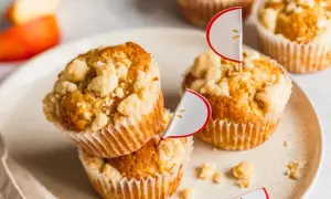 Saftige Apfel Streusel Muffins mit süßer Kruste, dekoriert mit kleinen Apfel-Fähnchen. Ein Genuss für jeden Anlass.