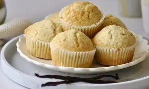 Frisch gebackene Vanille-Muffins auf einem Teller, bereit zum Genießen. Das Backen macht Spaß!