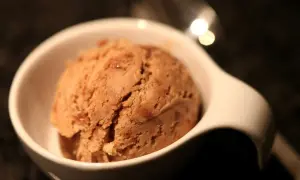 Eine Kugel Toblerone Eis in einer weißen Schale, bereit zum Genießen.