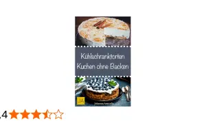 Zwei leckere Kuchen ohne Backen: eine cremige Torte mit Zimtdekor und eine beerige Variante. Perfekt für heiße Tage!