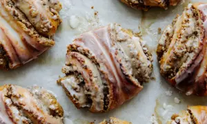 Leckere Nussschnecken mit Zuckerguss, perfekt für ein gemütliches Frühstück. Dieses Nussschnecken Rezept ist ein Genuss!