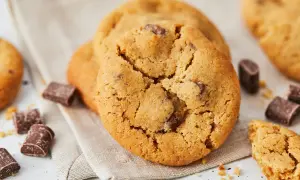 Saftige Schokoladenkekse, perfekt für alle, die Kekse ohne Ei lieben. Kleine Schokoladenstücke und Krümel liegen verstreut.