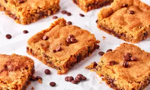 Saftige Blondies mit Schokostückchen, perfekt für Ihr nächstes blondies rezept. Goldbraun gebacken und unwiderstehlich lecker.