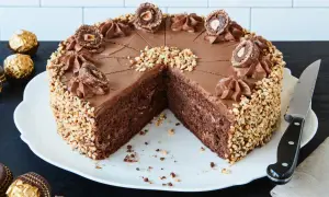 Schokoladentorte mit gehackten Nüssen und Ferrero Rocher Kugeln, eine köstliche Rocher Torte.