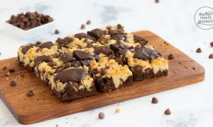 Saftige Brookies, ein köstliches Rezept für Schoko-Liebhaber, auf einem Holzbrett mit Schokostückchen.