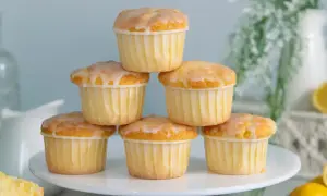 Gestapelte Zitronenmuffins mit Zuckerguss, perfekt für ein Zitronenmuffins Rezept.
