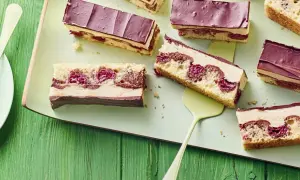 Stücke einer saftigen Donauwelle, mit Kirschen und Schokolade, laden zum Nachbacken ein.