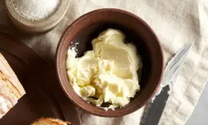 Frisch gemachte Butter in einer Schale, bereit zum Genuss. So einfach kann Butter selber machen sein!