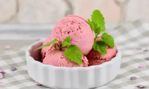 Schalenweise erfrischendes Erdbeereis selber machen, garniert mit Minze. Perfekt für heiße Tage!