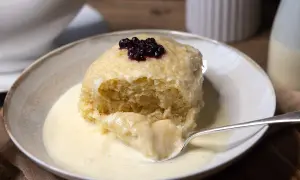 Ein fluffiger Dampfnudel-Kloß mit Blaubeeren und Vanillesauce. Ein köstliches Dampfnudeln Rezept zum Nachmachen.