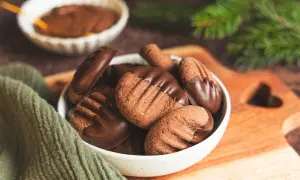 Schokoladige Nutella Cookies in einer Schale, bereit zum Genießen.