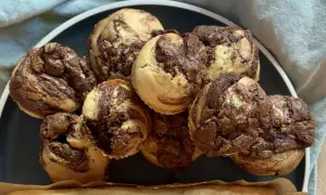 Ein Haufen leckerer Nutella Muffins mit Marmormuster auf einem Teller, bereit zum Genießen.