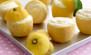 Erfrischendes zitroneneis in zitrone, serviert auf einem Blech. Ein süßer Genuss, der die Sinne belebt.