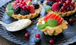 Frische Beeren-Tartelettes mit Vanillecreme, ein köstliches Rezept für süße Momente.