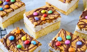 Bunte Geburtstagskuchen für Kinder: saftiger Boden, cremige Füllung, Kekse, Schokoglasur und Smarties.