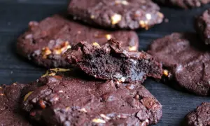 Saftige Schoko-Cookies, die an das Subway Cookies Rezept erinnern, mit vielen Schokostückchen und Nüssen. Ein Genuss!