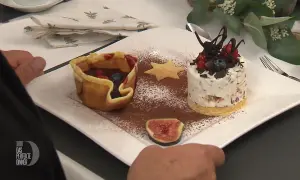 Omas eistorte: eine zarte Eistorte mit Schokostückchen, Beeren und einem Keksstern, daneben ein Körbchen mit Früchten.