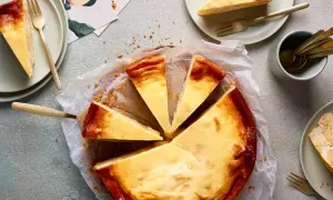 Ein köstlicher Apfel Schmand Kuchen, angeschnitten und bereit zum Genießen. Goldbraun gebacken, mit cremigem Belag.
