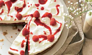 Himbeer Sahne Torte mit frischen Beeren und rotem Fruchtpüree, ein Genuss für Augen und Gaumen.