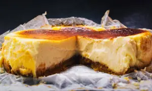 Ein cremiger Käsekuchen mit karamellisierter Kruste, perfekt für jedes cheesecake rezept.
