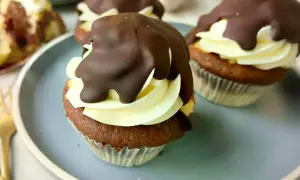 Schokoladen-Muffins mit cremiger Füllung und dunkler Schokoladenglasur, die an Donauwellen-Muffins erinnern.