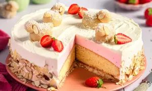 Leckere Ostertorte mit Marzipanschäfchen, Erdbeeren und Mandelsplittern. Ein tolles Ostertorte Rezept für das Fest.