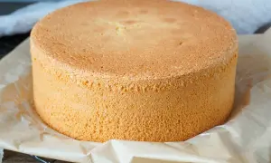 Perfekter Biskuitboden, bereit für Ihr nächstes biskuitboden rezept. Luftig und goldbraun, wartet er darauf, verziert zu werden.