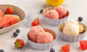 Erfrischende Sorbet Rezepte: Wassermelone, Erdbeer & Zitrone in Schälchen, garniert mit frischen Beeren und Fruchtstücken.
