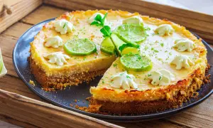 Ein köstlicher Key Lime Pie mit Limettenscheiben und Sahnetupfern, bereit zum Genießen.