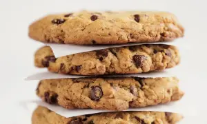 Stapel von vier saftigen Chocolate Chip Cookies, perfekt für Ihr nächstes Rezept.