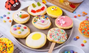 Bunte Kekse, inspiriert von einem amerikanischen Rezept, mit lustigen Gesichtern, Marienkäfern und Gummibärchen.