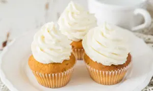 Drei Cupcakes mit cremiger Buttercreme, perfekt für ein einfaches Frosting Rezept.