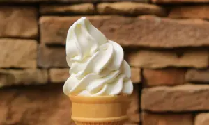 Cremiges Eis wie Sahne im Waffelhörnchen, perfekt für ein einfaches Eis wie Sahne Rezept.