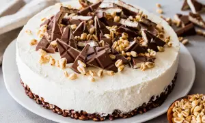 Eine köstliche Kinder Country Torte, verziert mit Schokoladenstücken und gepufftem Getreide.