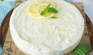 Cremige Mascarpone Torte mit Zitronenscheiben und Minze, bestreut mit Zitronenschale. Ein Genuss für jeden Anlass.