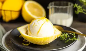 Erfrischendes Buttermilch Zitrone Eis, serviert in einer ausgehöhlten Zitrone, garniert mit Zitronenschale.