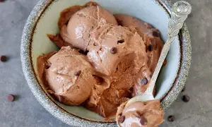 Cremiges schokoladen eis mit zartschmelzenden Schokostückchen in einer rustikalen Schale, bereit zum Genießen.