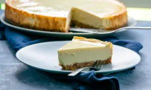 Ein cremiges Stück New York Cheesecake mit knusprigem Boden, perfekt für Ihr nächstes Rezept.